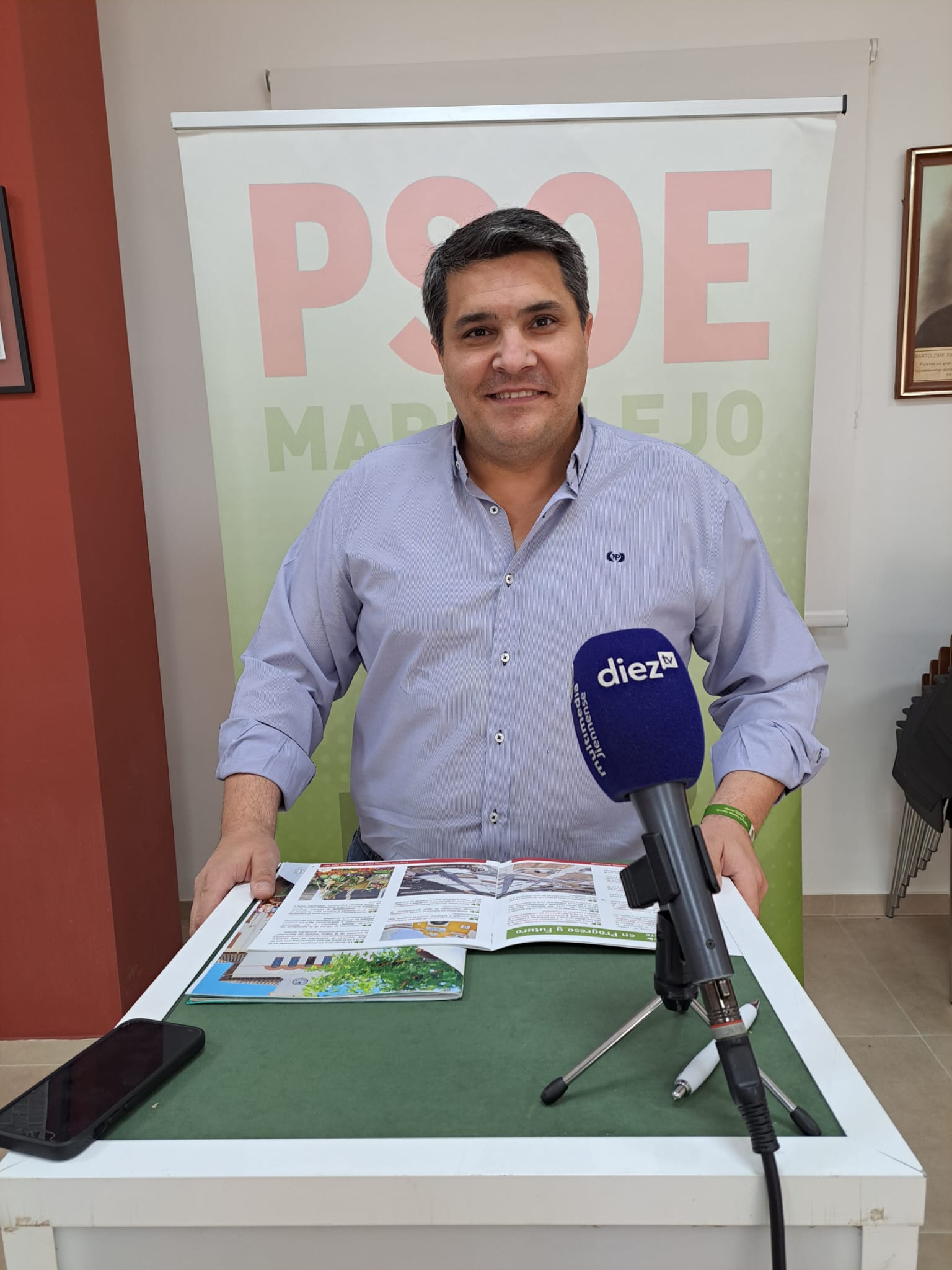 Manuel Lozano presentando el programa electoral del PSOE de Marmolejo.