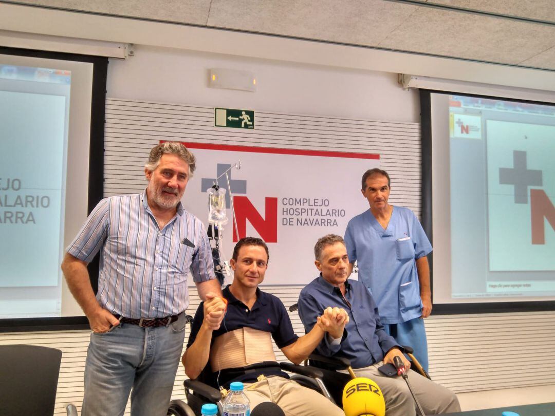 Rafaelillo junto a los doctores del Complejo Hospitalario de Navarra y el jefe de la enfermería de la Plaza de Toros de Pamplona