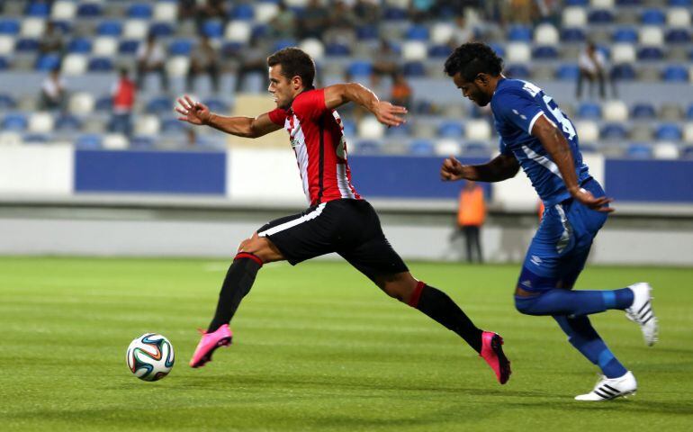 Aketxe disputa el balón con Denis Silva, durante la ronda clasificatoria de la Liga Europa