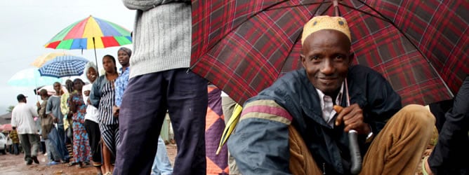 Un hombre hace cola para conseguir comida en Somalia