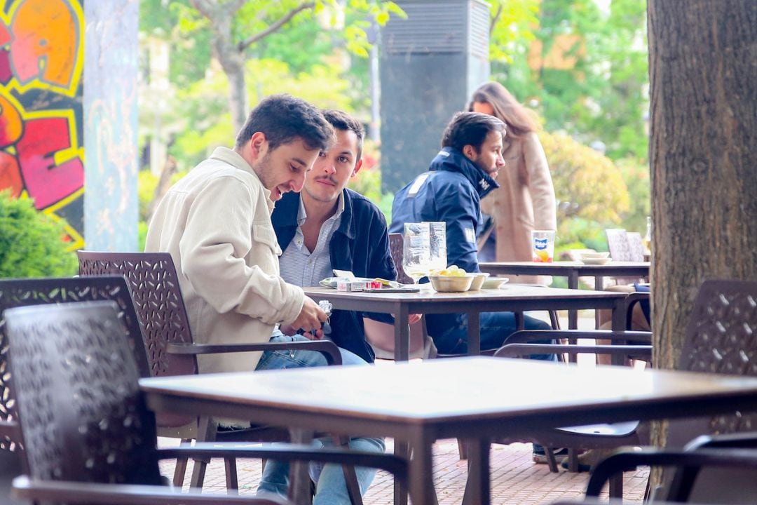 Varias personas en la terraza de una cafetería en la plaza de Olavide en el barrio de Chamberí.