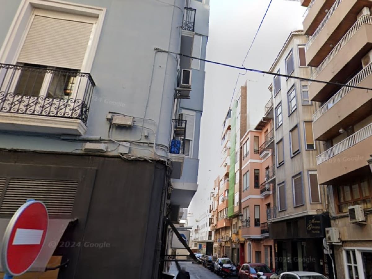 Herido grave tras caerse desde un ático en el centro de Alicante al ser sorprendido mientras intentaba robar