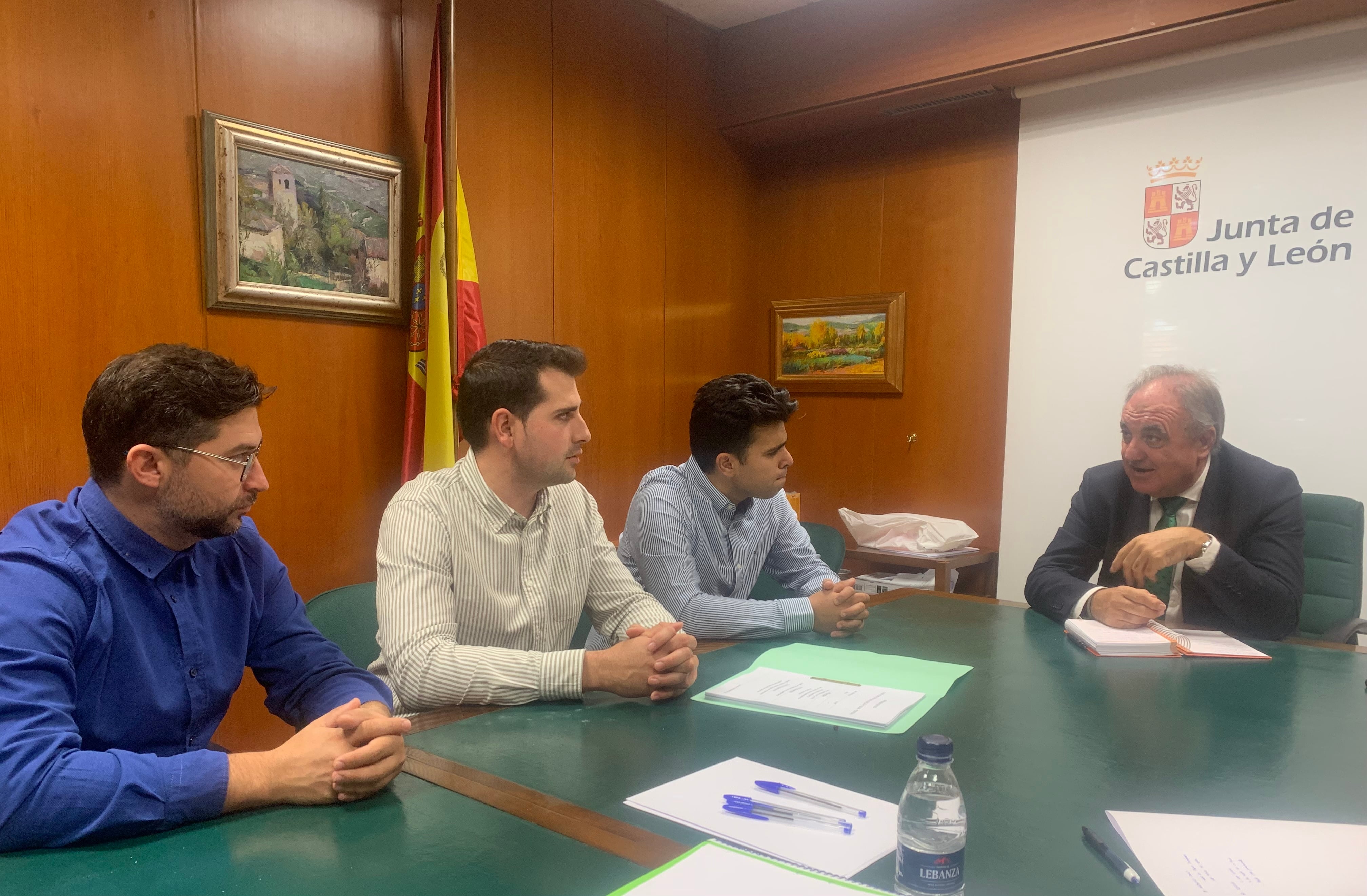 Representantes del Ayuntamiento de Villamoronta reunidos con el Delegado de la Junta, José Antonio Rubio Mielgo (d)