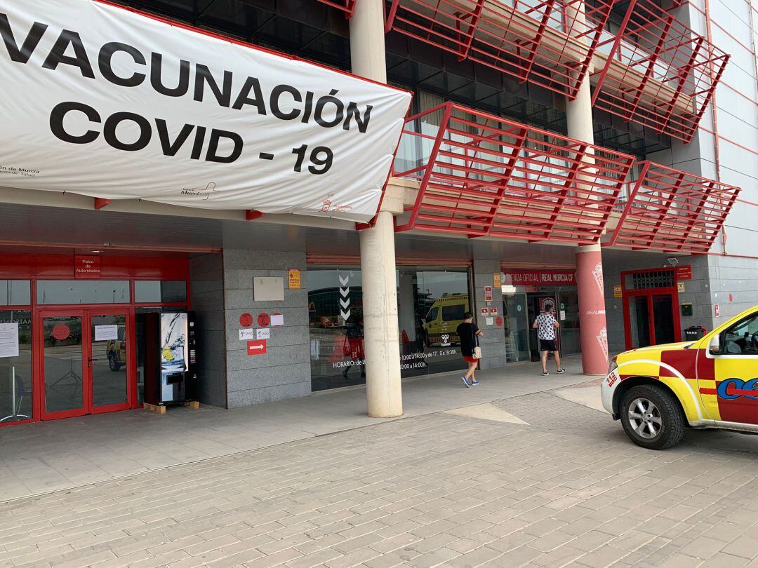 Imagen de la entrada a la tienda del Real Murcia en Nueva Condomina