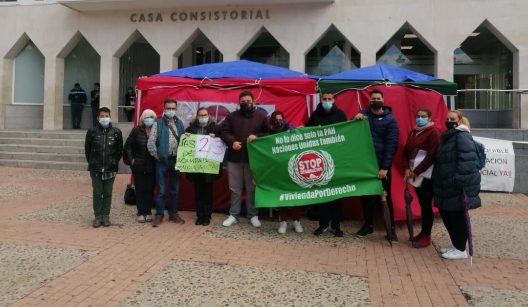 Georgina lleva más de 20 días acampada frente al Ayuntamiento de Arganda del Rey (Madrid) esperando una alternativa habitacional