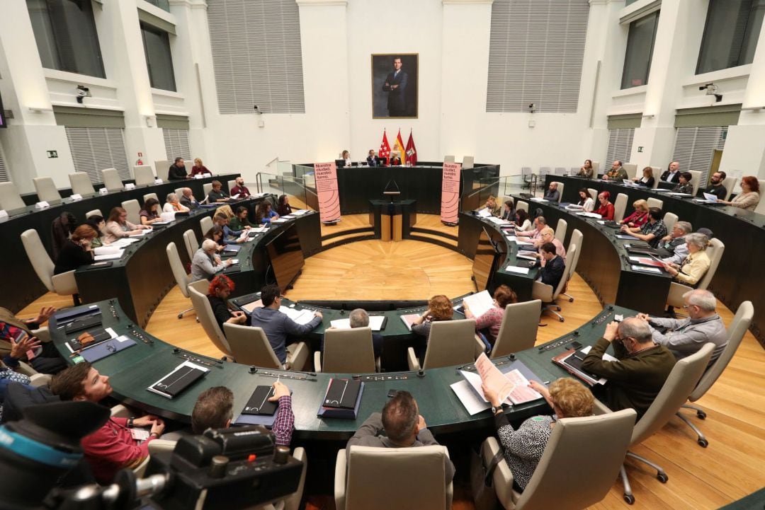 La alcaldesa de Madrid, Manuela Carmena, da la bienvenida a los 49 vecinos elegidos para formar el Observatorio de la Ciudad. 