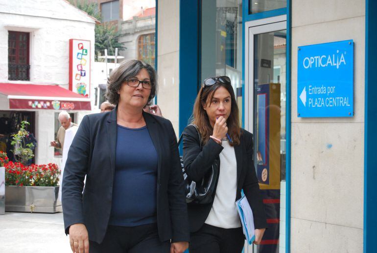 La alcaldesa de O Porriño, Eva García de la Torre, junto a la directora general de Adif, Isabel Pardo de Vera. 