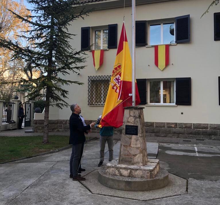 Francisco Aso, de Radio Huesca, era el encargado de izar la bandera