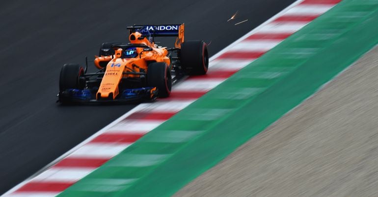 Fernando Alonso pilota el MCL33 en la primera jornada de entrenamientos de pretemporada en Montmeló.