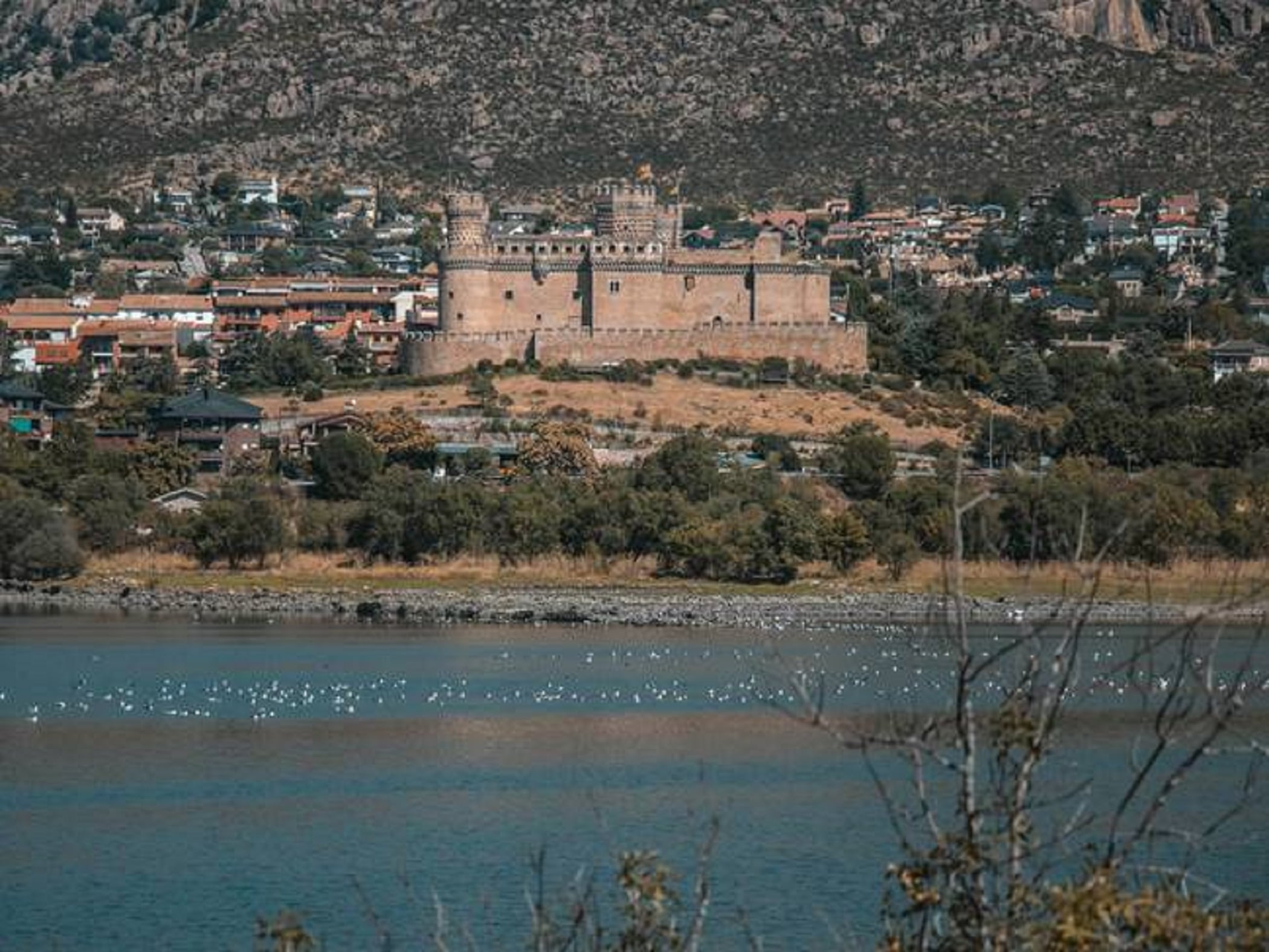 El castillo de Manzanares El Real es uno de los atractivos turísticos de esta localidad de la sierra norte de la Comunidad de Madrid.