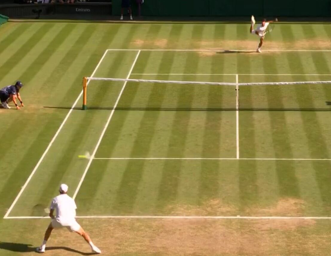 Alcaraz saca con gran potencia sobre la línea y anota uno de sus 'ace' del partido
