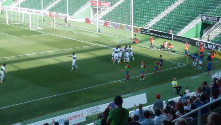 Los jugadores del Ilicitano celebran el primer gol anotado por Nuha