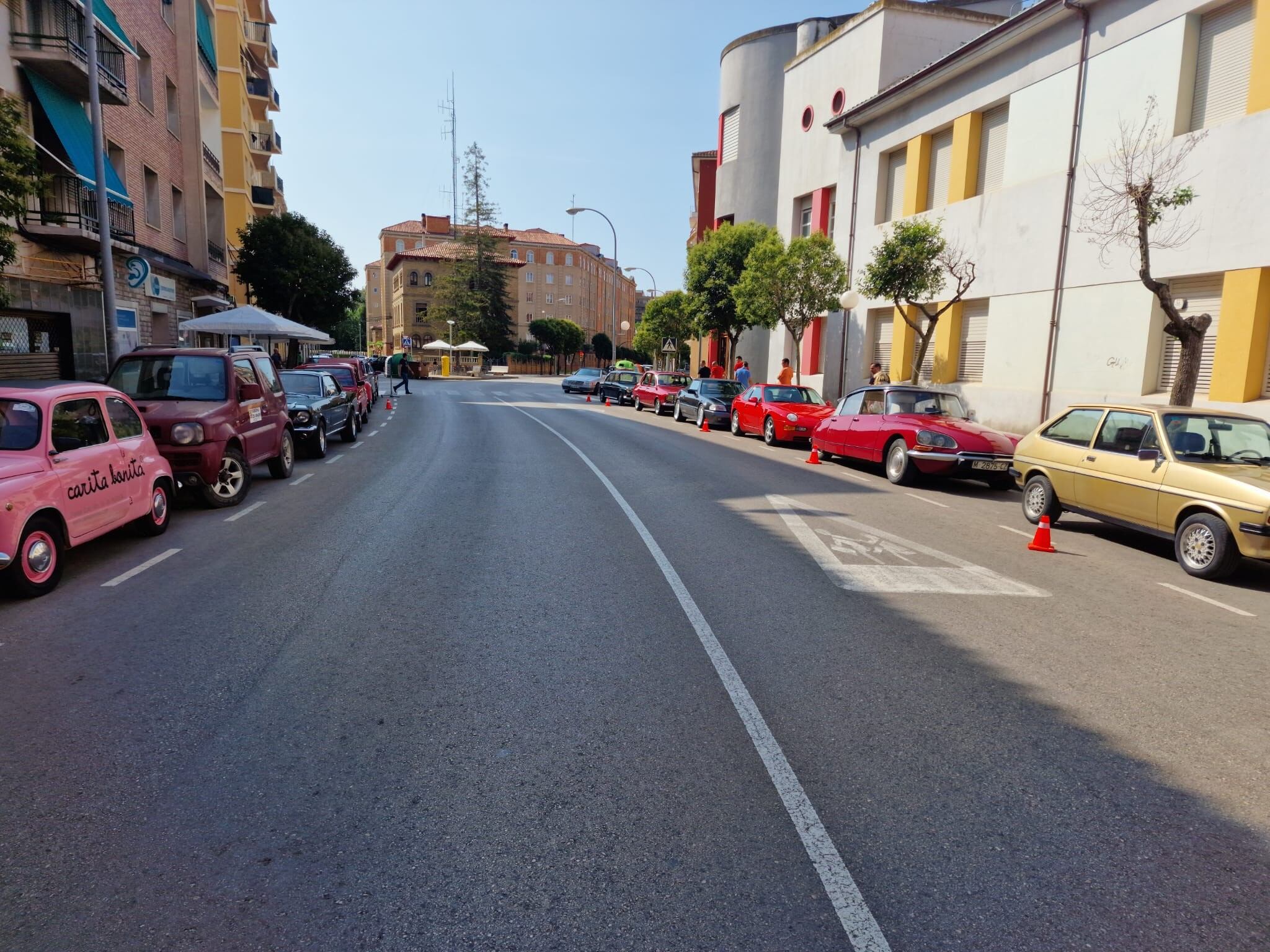 Vehículos clásicos en las calles de Huesca