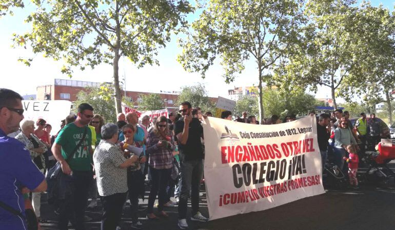 La comunidad educativa se ha concentrado frente a la DAT Madrid Sur