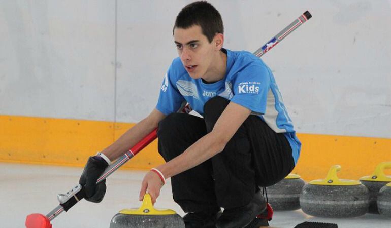 Gontzal García se concentra durante un entrenamiento con el Club Iparpolo