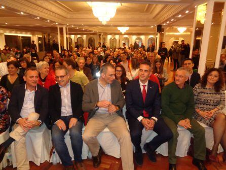 El secreterio genearl de Vox (en el centro), acompañado del presidente provincial (a su derecha) y el concejal arandino Sergio Chagartuegui y José Ortega Lara (a su izquierda)