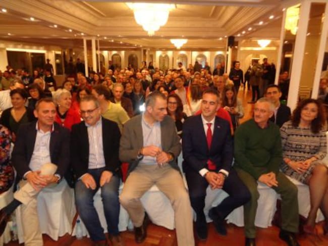 El secreterio genearl de Vox (en el centro), acompañado del presidente provincial (a su derecha) y el concejal arandino Sergio Chagartuegui y José Ortega Lara (a su izquierda)