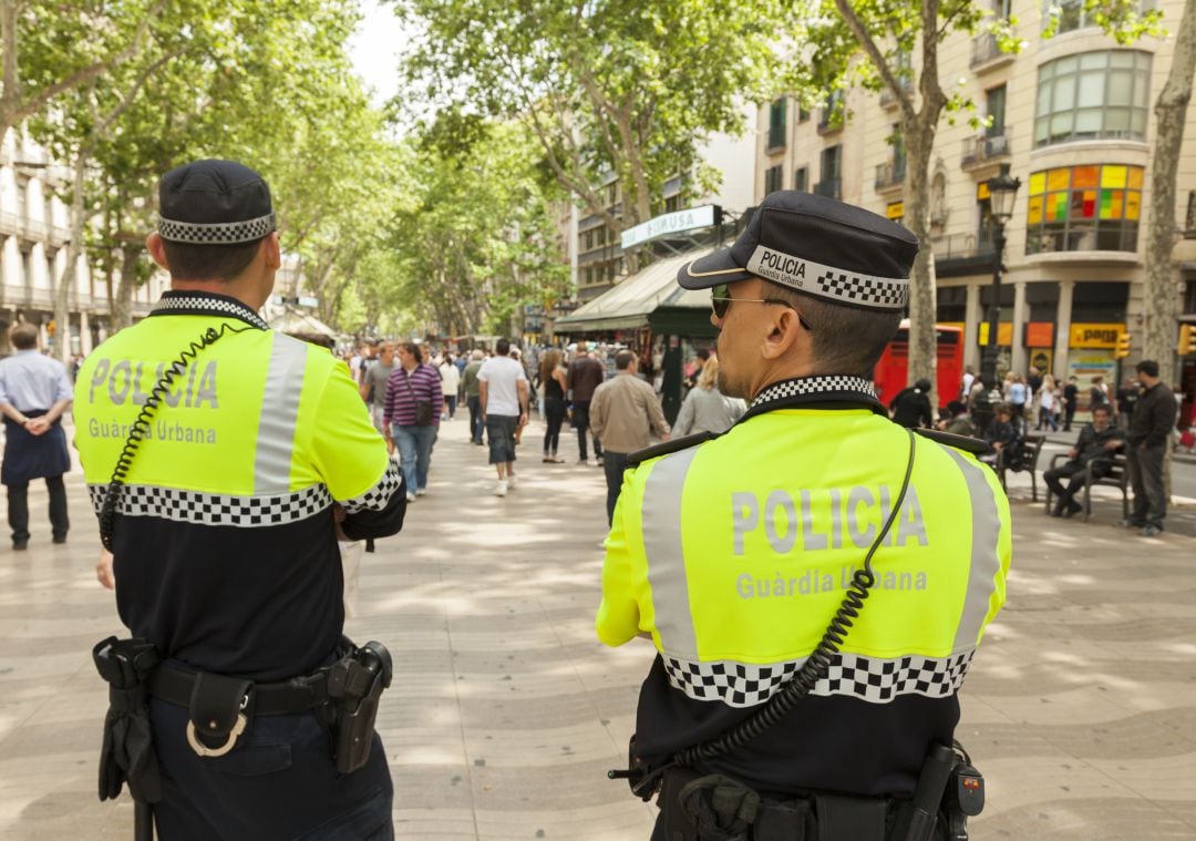 Dos guardias urbanos en Barcelona.