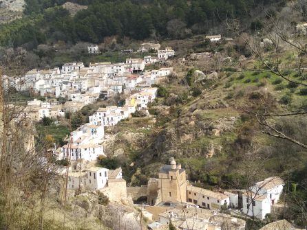 Ruinas de Santa María y casco histórico a vista de pájaro