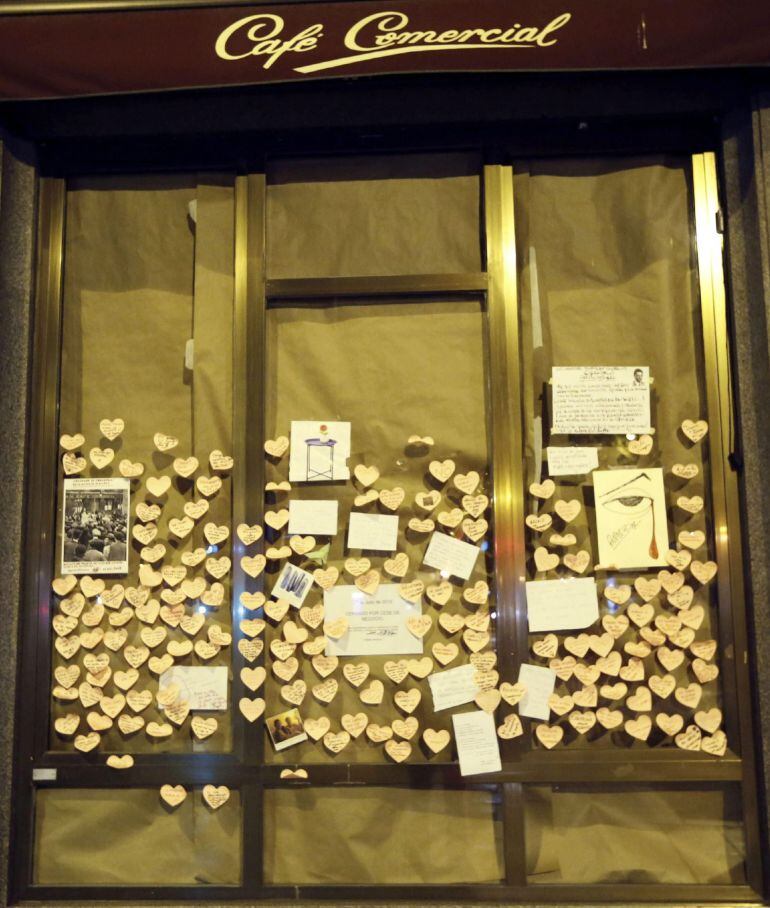 GRA394. MADRID, 27/07/2015.- Aspecto que presenta esta noche el escaparate del Café Comercial, uno de los cafés más antiguos de Madrid, fundado en 1909, que ha clausurado hoy su actividad. El Comercial, en el número 7 de la Glorieta de Bilbao, ha sido esc