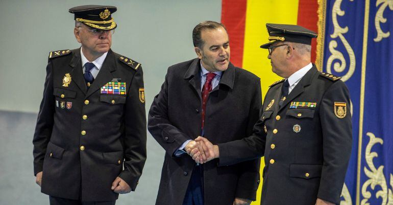 El delegado del Gobierno en Castilla-La Mancha, José Julián Gregorio (c), asiste al acto oficial de presentación del jefe provincial de la Policía Nacional de Toledo, Ángel José Alcázar (d), acompañado del jefe superior de la policía en CLM, Felix Antolin