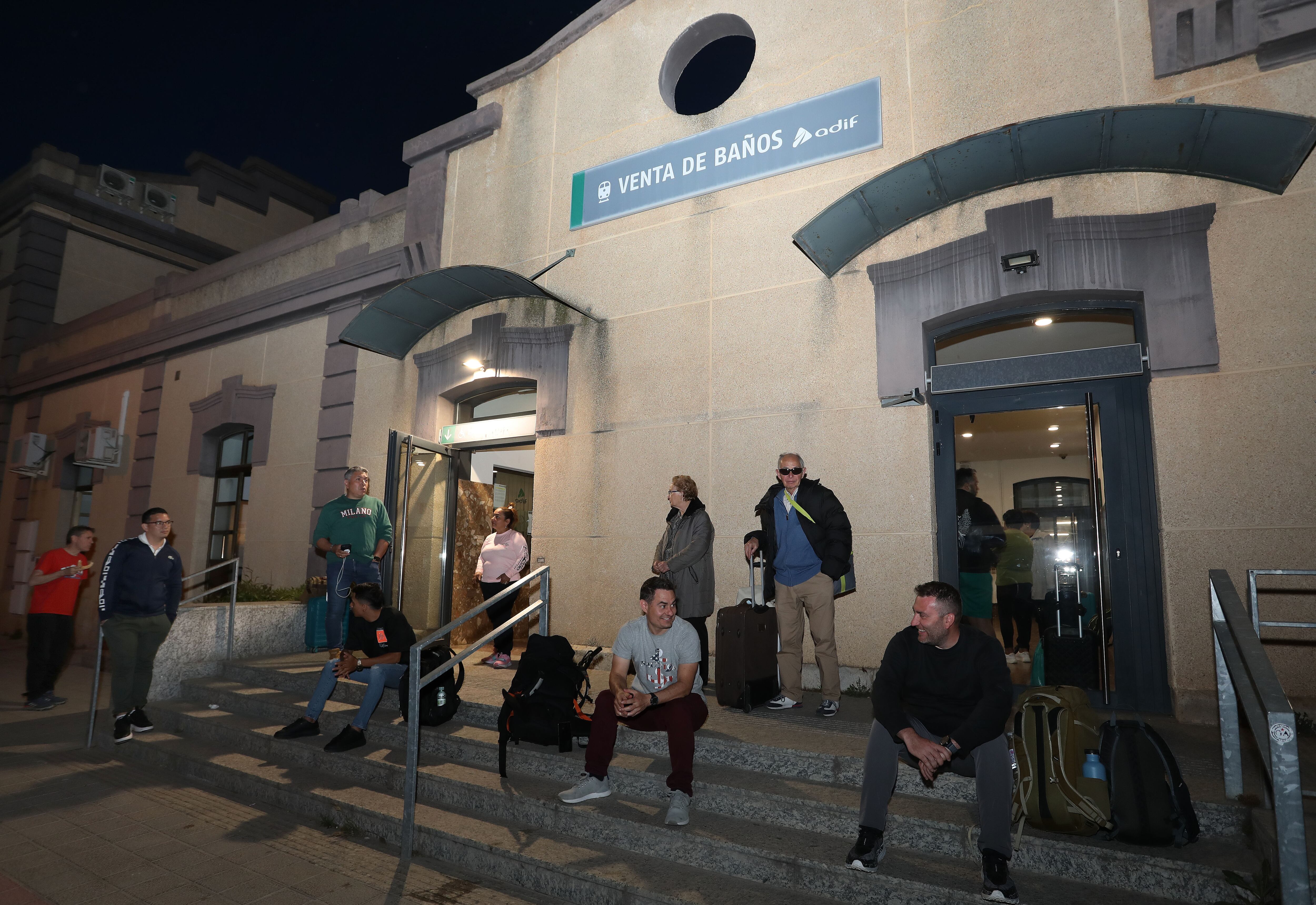El tren que cubría la línea Madrid-Irún ha quedado detenido en la estación de Venta de Baños y sus viajeros han quedado retenidos, en la imagen la sala de espera de la estación