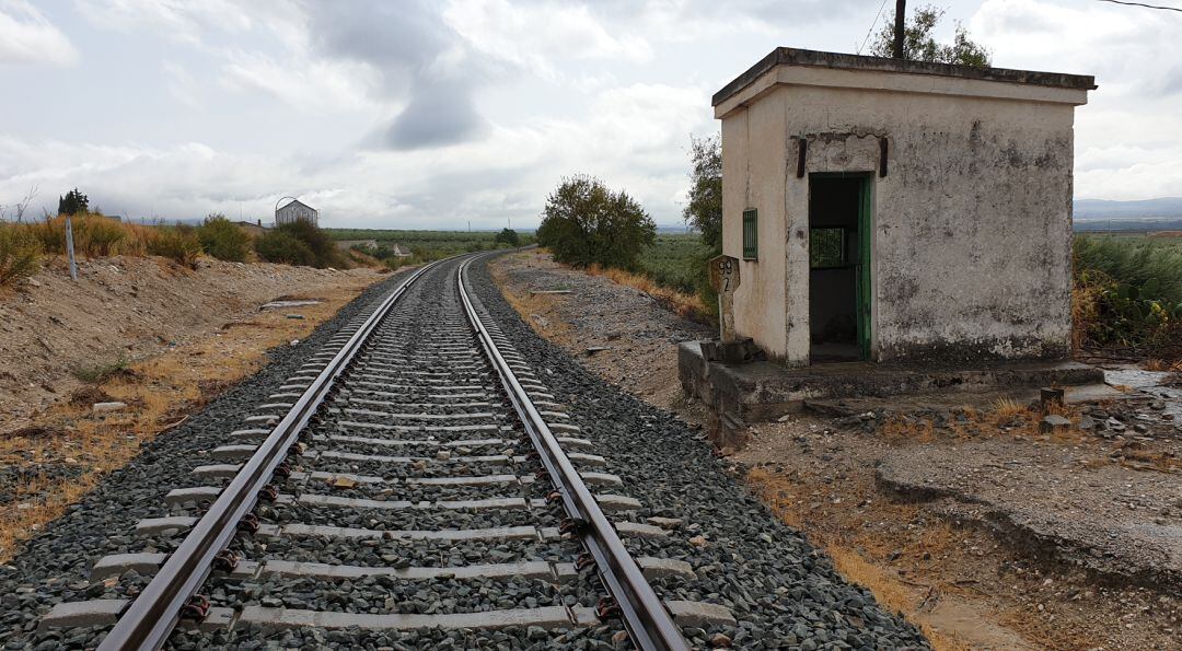 Vía del tren convencional Granada-Bobadilla a la altura de Obéilar, en Íllora (Granada)