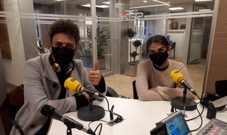 Gabriel de la Rosa y Erlantz, en los estudios de Radio Aranda