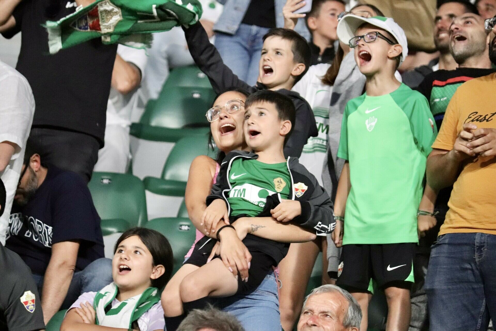 Aficionados del Elche C.F. en el estadio Martínez Valero apoyando a su equipo