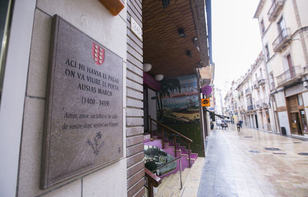 Placa conmemorativa a Ausiàs March en el número 38 de la calle Mayor de Gandia  