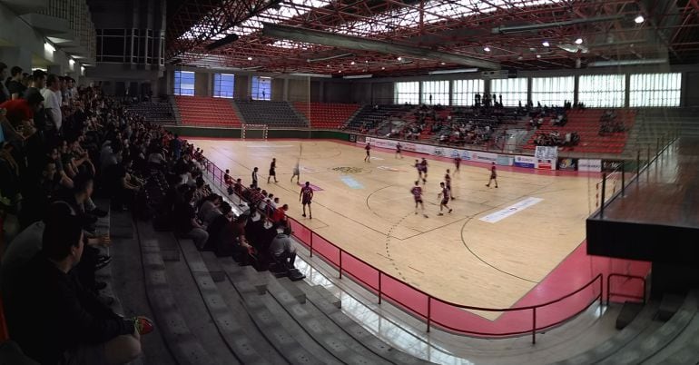 Cancha central del polideportivo de Ipurua durante un partido de Eibar Eskubaloia