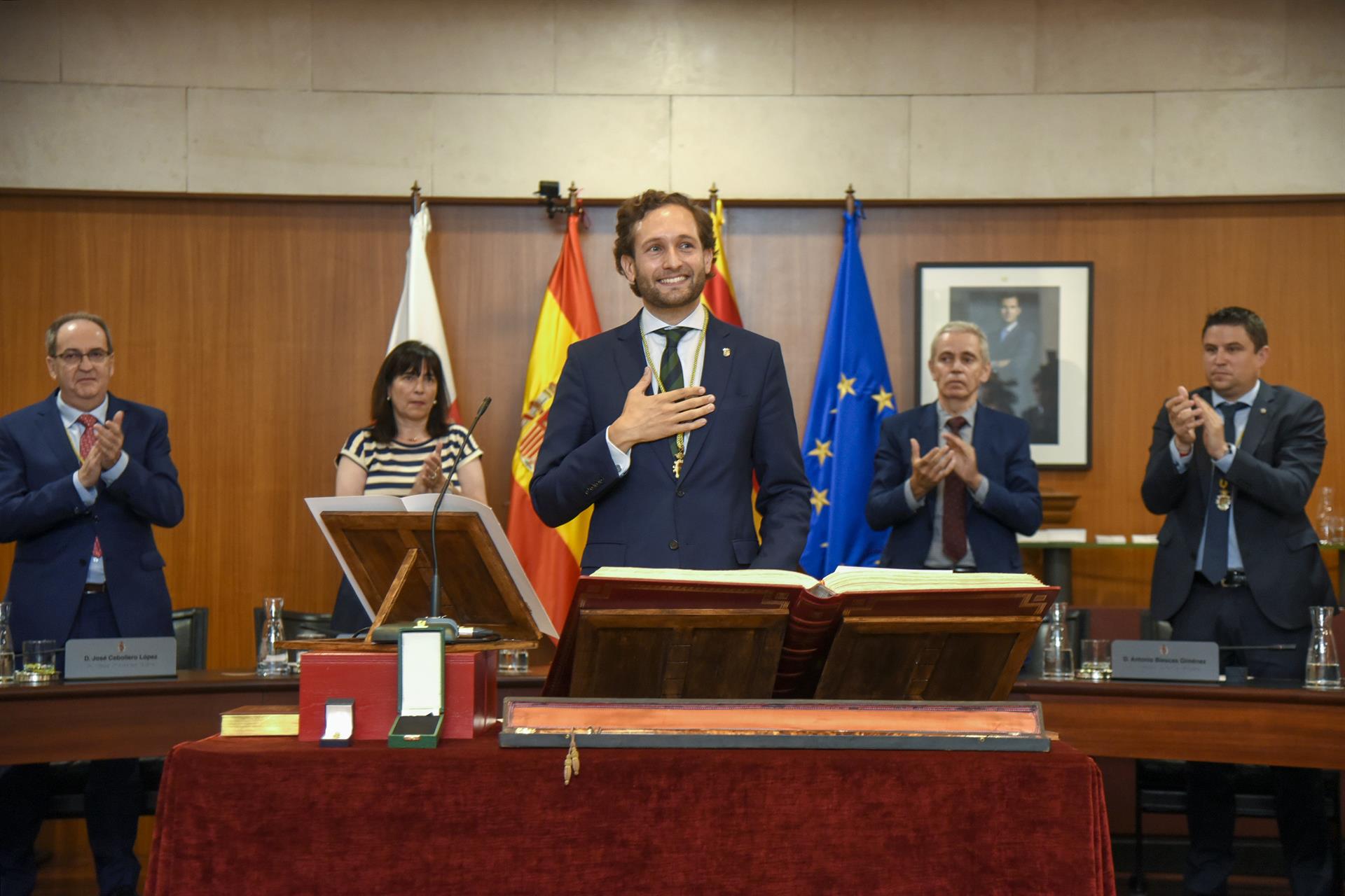 Isaac Claver, el día de su toma de posesión como presidente de la DPH. A la derecha de la foto, Antonio Biescas, portavoz socialista. Javier Blasco / EFE