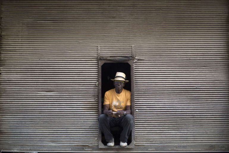 Un hombre ante su tienda en el centro de La Habana