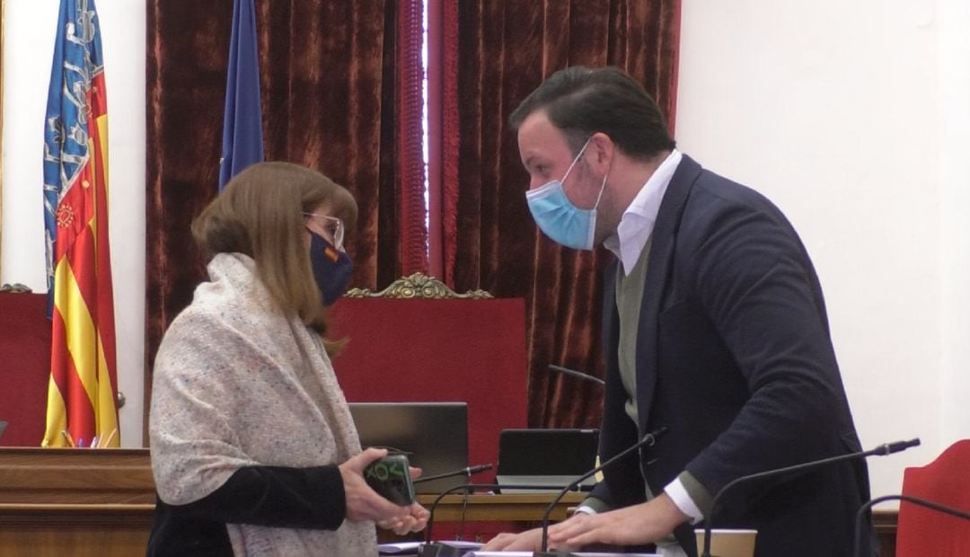 Pablo Ruz del PP y Aurora Rodil de Voz conversan en un descanso del pleno