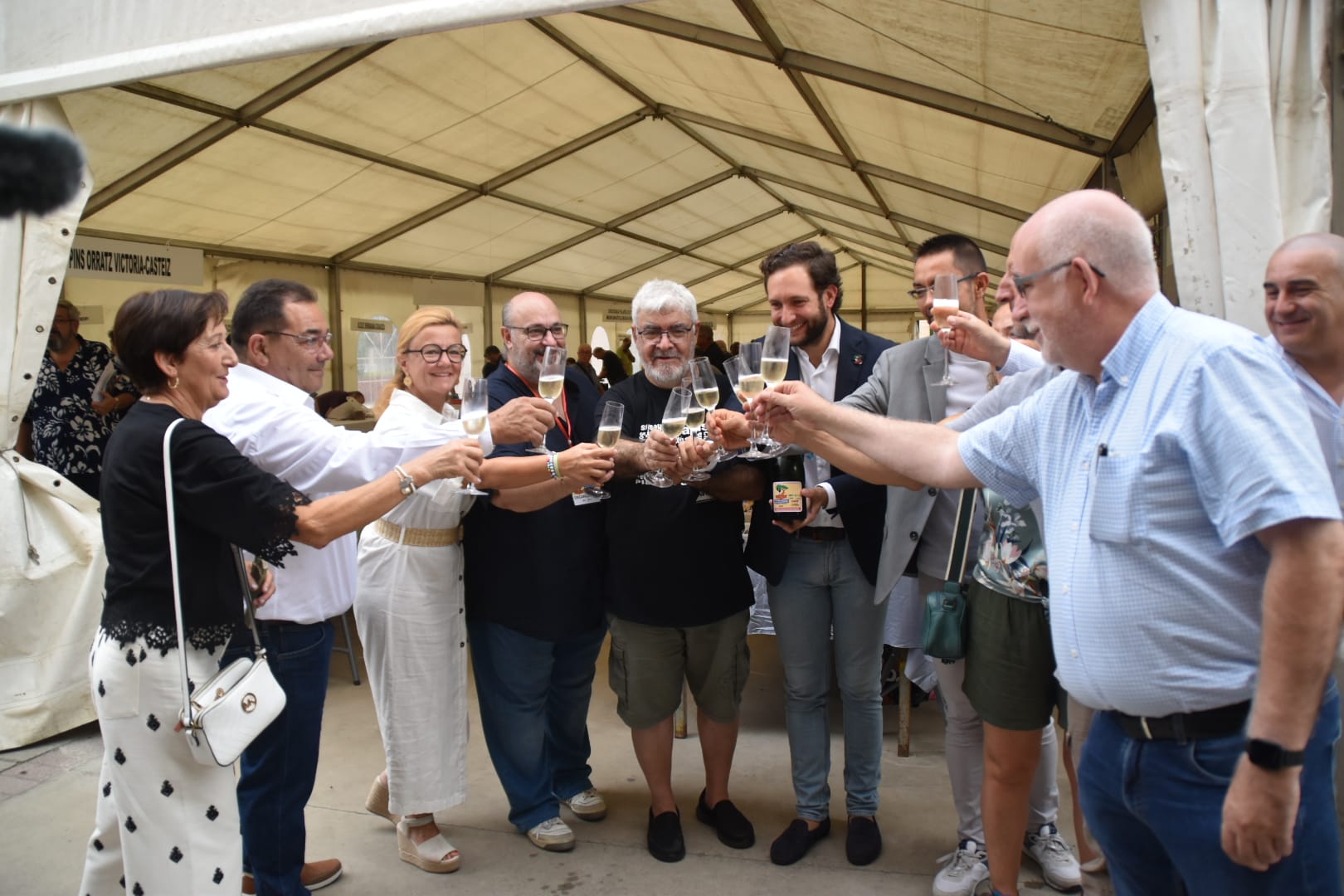 Momento del brindis en la inauguración de Replega en Monzón