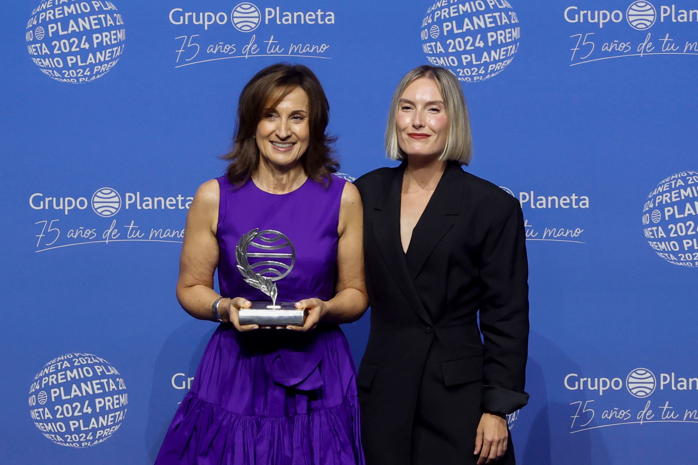 La escritora superventas Paloma Sánchez-Garnica posa este martes en Barcelona con el 73º Premio Planeta, dotado con un millón de euros, con la novela &#039;Victoria&#039;, que narra la historia de una mujer del Berlín derrotado de la Segunda Guerra Mundial que se ve envuelta en una trama de espionaje