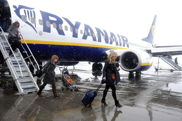 Pasajeros bajando con su equipaje de mano de un avión de Ryanair