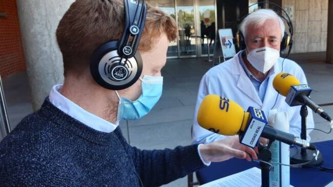 El Dr. Luis Beato durante su intervención en el programa Hoy por Hoy Ciudad Real junto a Kevin Orman