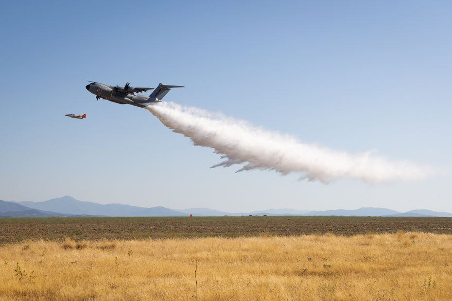 Airbus A400M acompañado por un C-101 descargando en Casa de Uceda