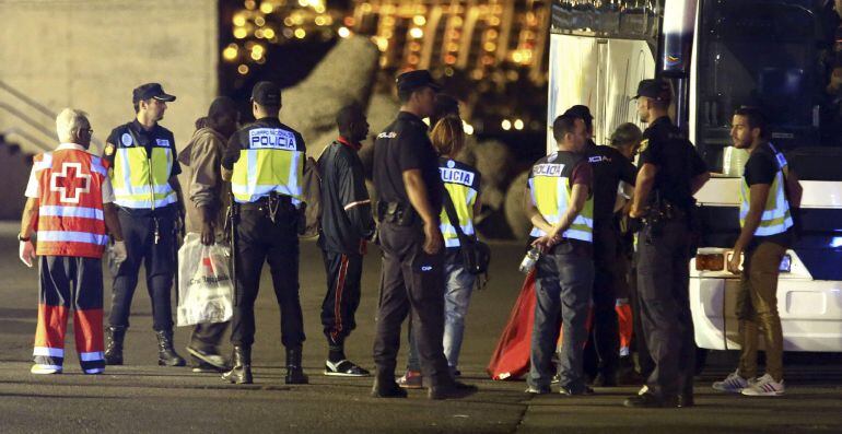 GRA456. MOGÁN (GRAN CANARIA). 13/10/2015.- Varios inmigrantes, de los 45 rescatados hoy por Salvamento Marítimo cuando navegaban en una patera a 52 kilómetros al sureste de Maspalomas, suben a un autobús para ser trasladados a su llegada esta noche al muelle de Arguineguín, en el municipio de Mogán, al sur de la isla de Gran Canaria. EFE/Elvira Urquijo A.