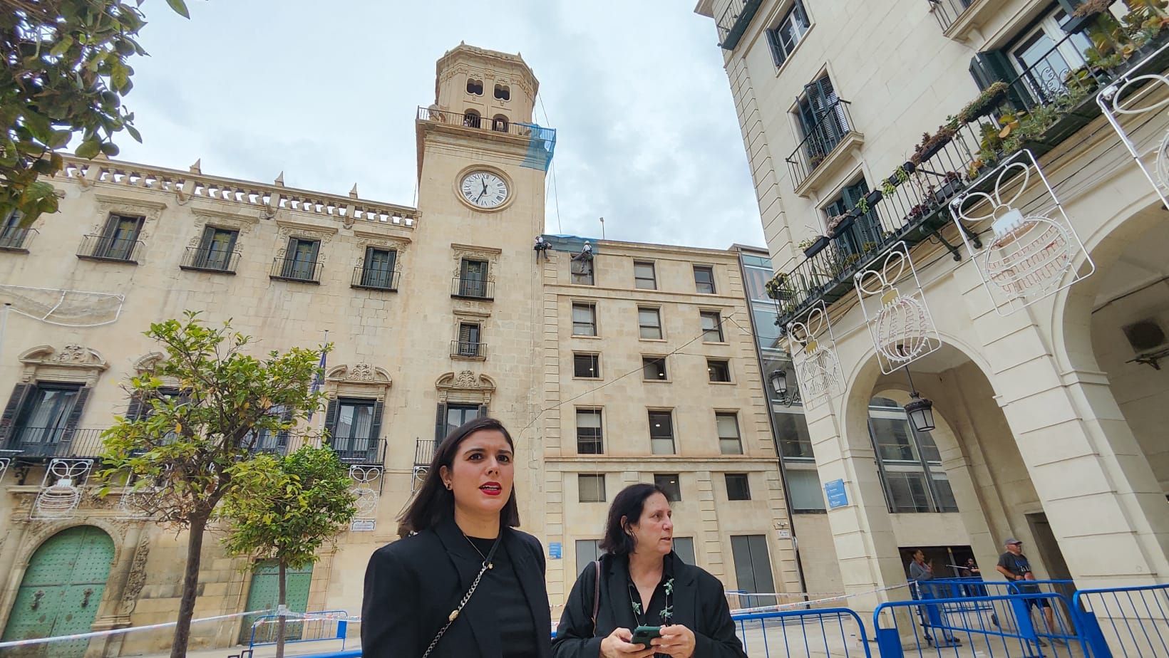 La edil de Cultura, Nayma Beldjilali, y la secretaria autonómica de la Conselleria, Pilar Tébar, frente a la fachada del Ayuntamiento de Alicante