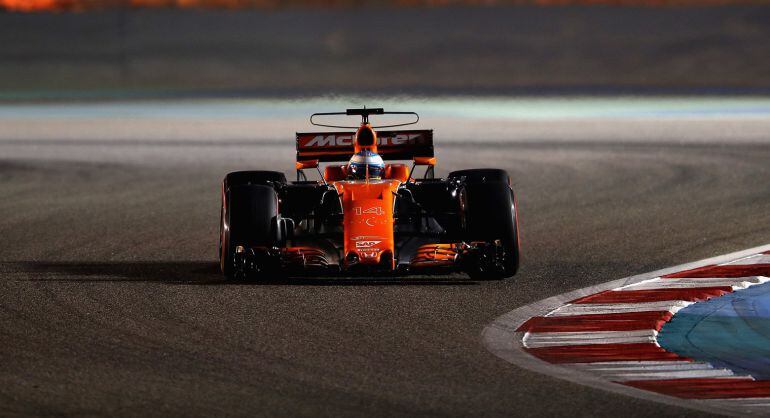 Fernando Alonso rueda en el circuito de Bahrein