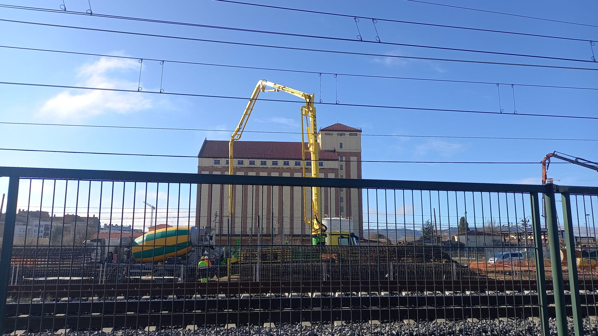 Adif ha comenzado a hormigonar las zapatas en Palencia