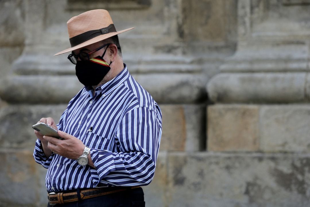 Hombre llevando una mascarilla.