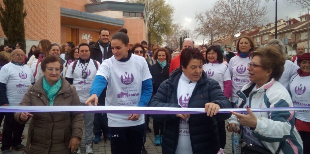 La alcaldesa Clara Luquero (c) junto a la presidenta de la cofradía de Nueva Segovia Ana María Garrido (d) y la madrina de la marcha Estela García (i) al comienzo de la marcha cofrade