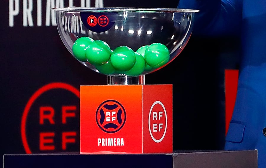 Imagen del sorteo celebrado por la RFEF, respecto a la temporada 2022/23 en Primera Federación.