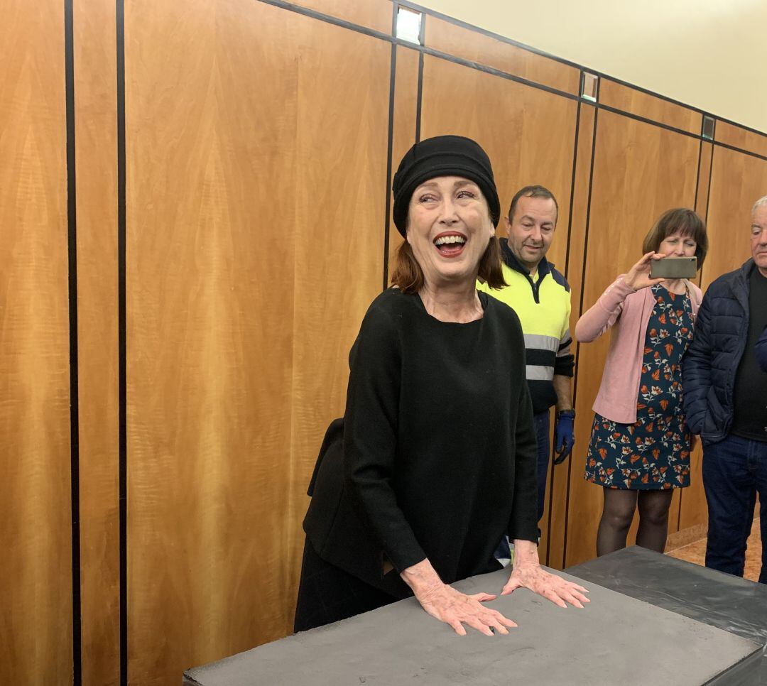 La actriz Verónica Forqué  deja las huellas de sus manos en el Teatro Bergidum