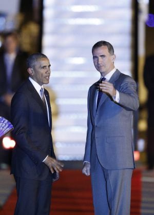 El presidente de Estados Unidos, Barack Obama, conversa con el rey Felipe VI a su llegada la base aérea de Torrejón (Madrid).