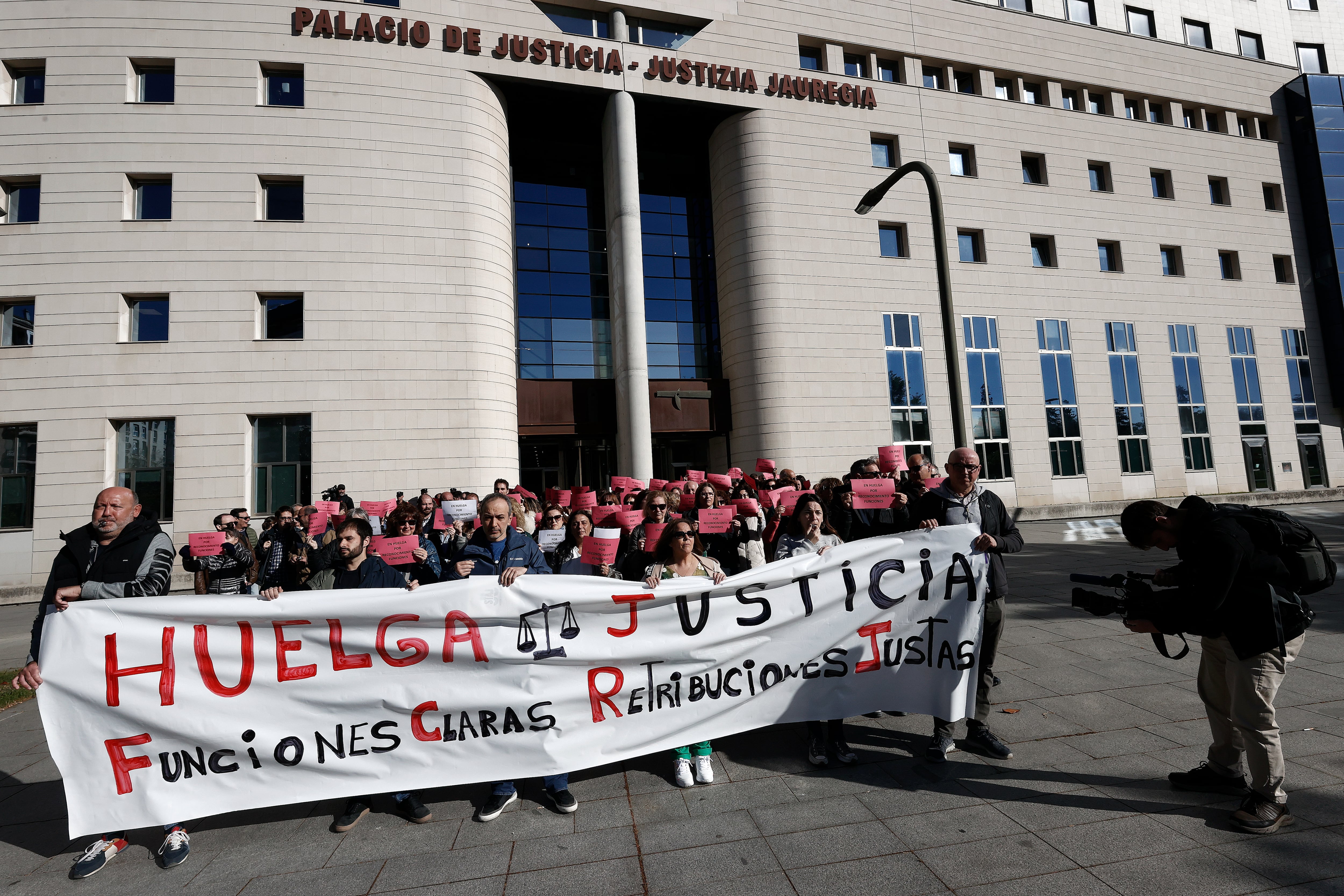 Trabajadores en huelga frente a la Administración de Justicia de Navarra