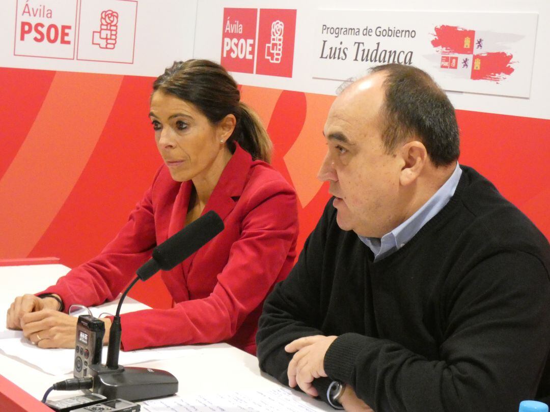 Yolanda Vázquez y Pedro José Muñoz, en la sede del Partido Socialista 